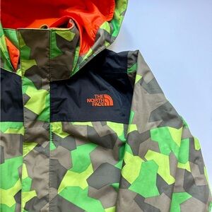 Cami north face rain coat green orange and black
